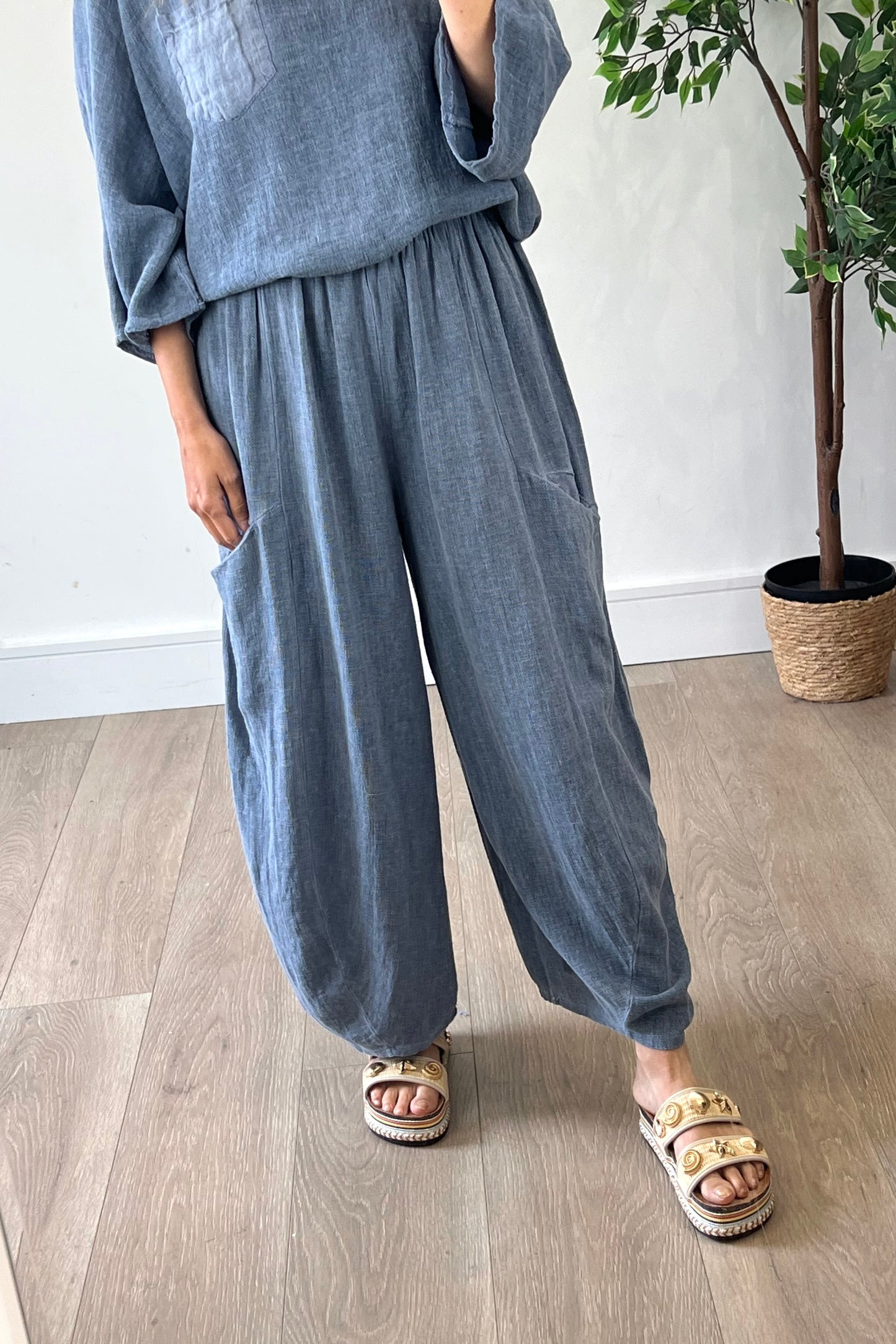 Linen Blend Barrel Trousers in Navy