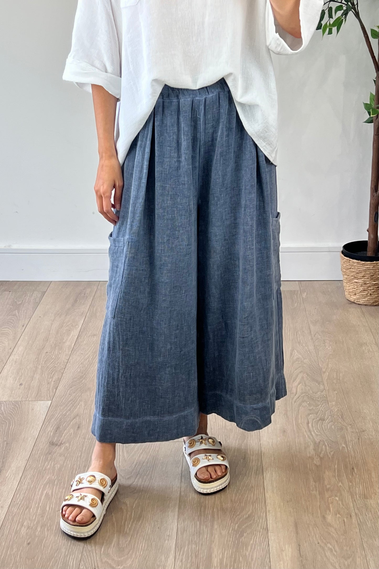 Linen Blend Wide Leg Cropped Trousers in Navy